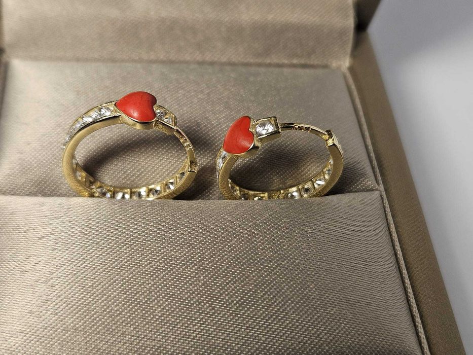 Cercei din aur 14K cu inimă roșie și pietre strălucitoare – 2,18 g