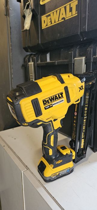 Pistol cuie Dewalt dcn 660