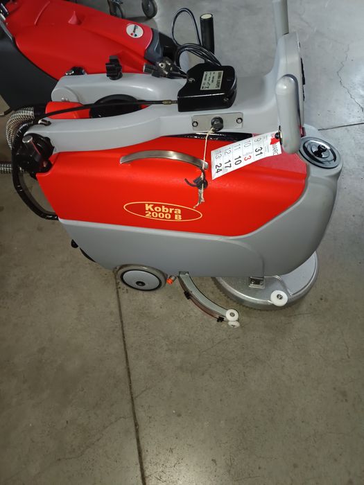 Акумулаторна подопочистваща машина