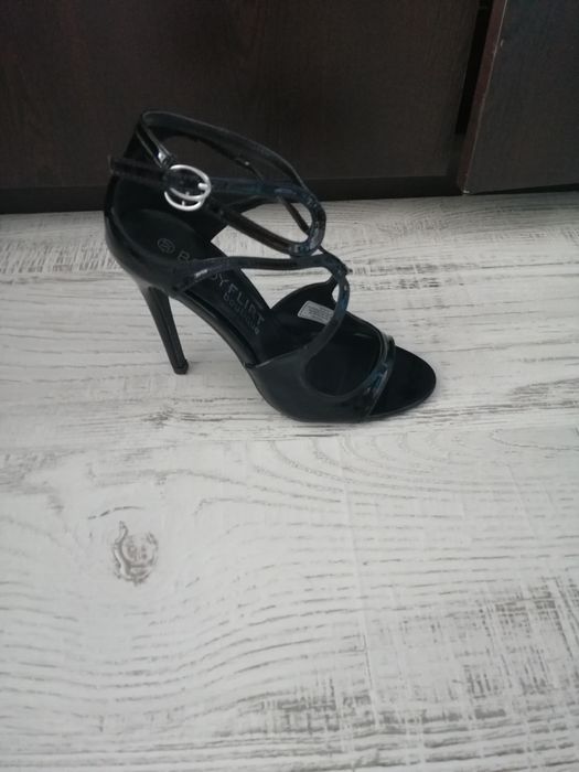 Sandale de ocazie, negre, de lac.