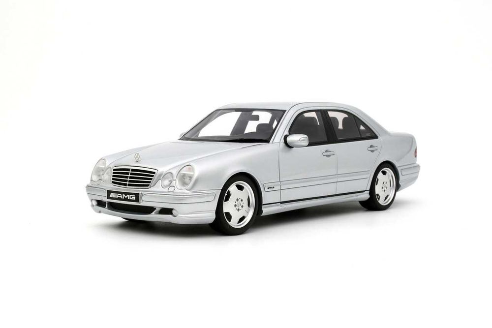 Коллекционная модель Mercedes E55AMG в масштабе 1:18