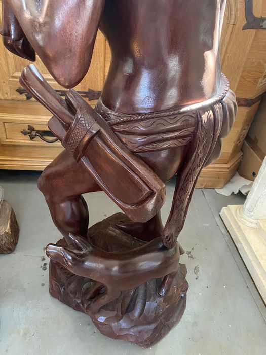 Голяма масивна статуя Ловец екзотично дърво 172 см.