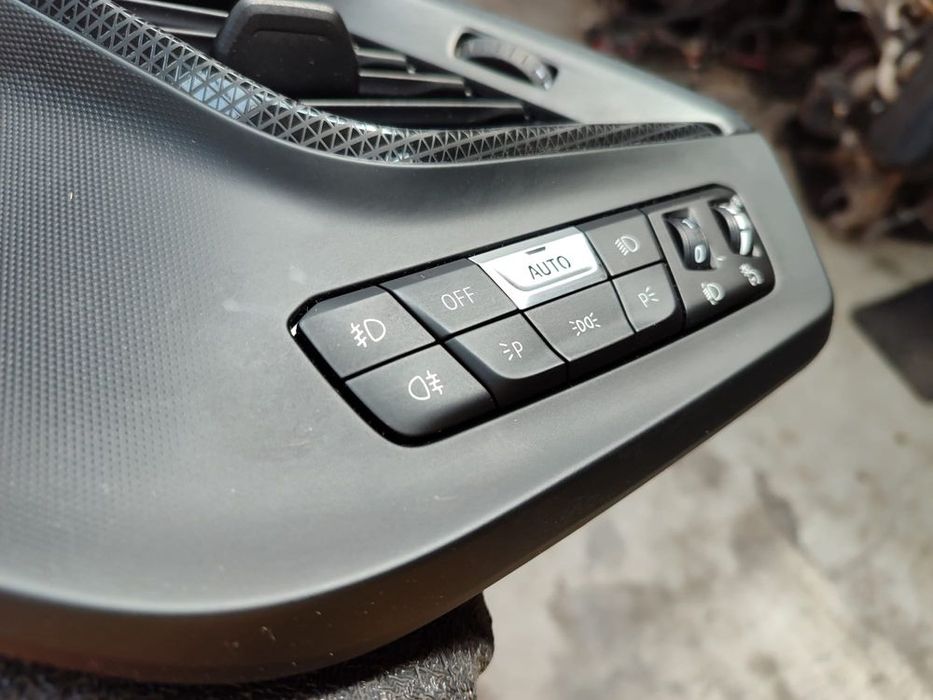 BLOC LUMINI + GRILĂ VENTILAȚIE STÂNGA BMW SERIA 1 (F40) / SERIA 2 (F42/F44) 2019–2024 / COD OEM 61319461148-01 (5E2)