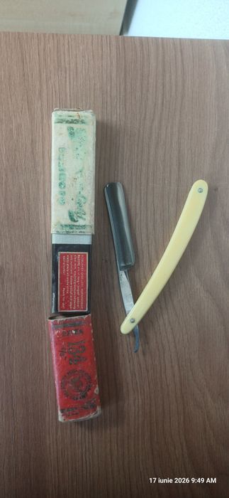J.A. Henckels Solingen Zwillingswerk este fabricat în Germania și poartă renumitul logo cu gemeni.