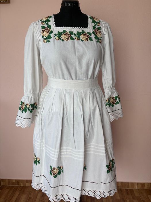 Costum popular cusut la mașină, alcătuit din 4 piese
