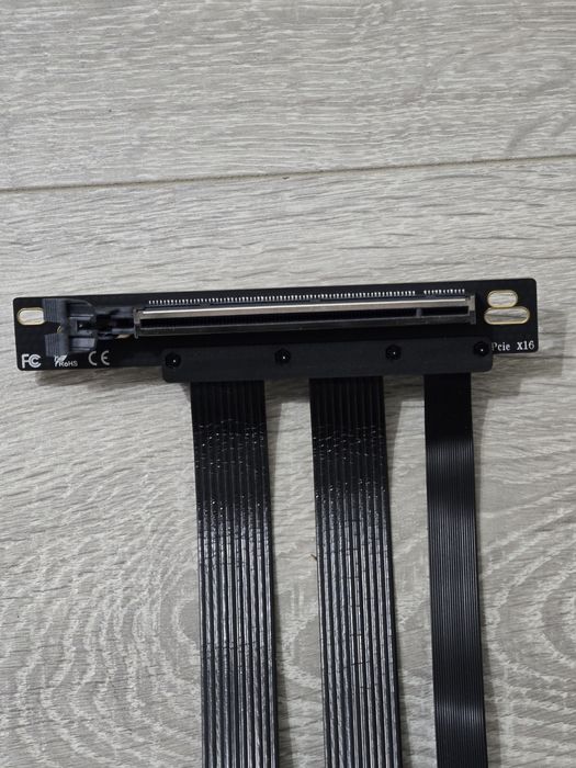 Cablu Riser PCIe 5.0 x16 pentru Montaj Vertical GPU – 20cm, Negru, Nou