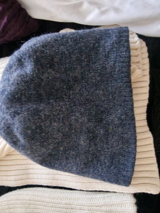 Шалове(Бенетон) и шапки, шорти Umbro