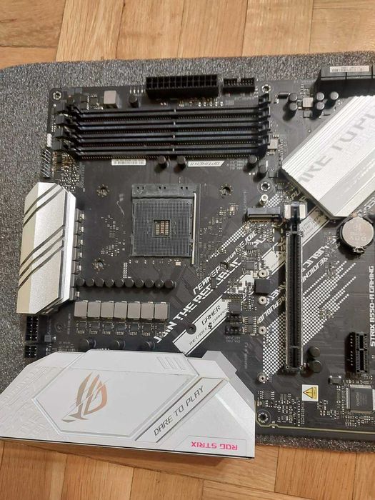 Asus Rog Strix B550-A Gaming (за части / ремонт)