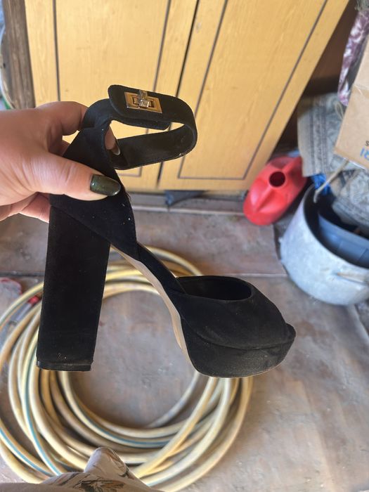 Б/у аяк киимдер сатылады