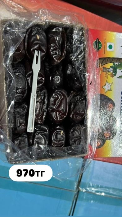 Құрмалар бар көп мөлшерде балғын достовка бар