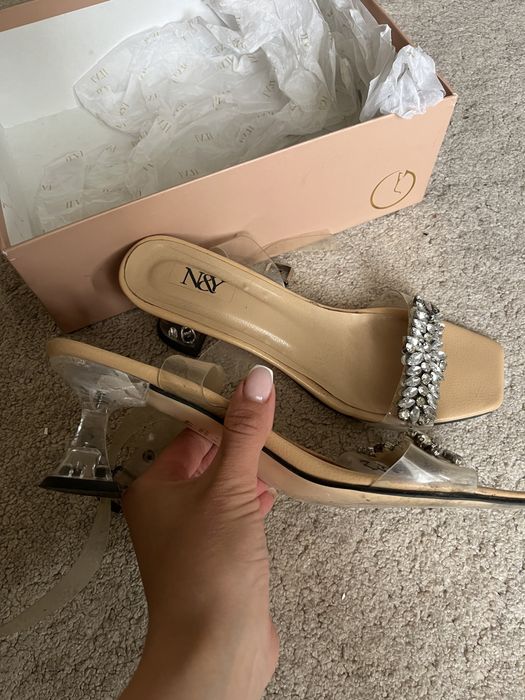 Нарядные босоножки с камнями