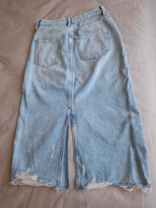 ZARA, Дънкова пола с декоративни скъсвания и разнищен подгъв.