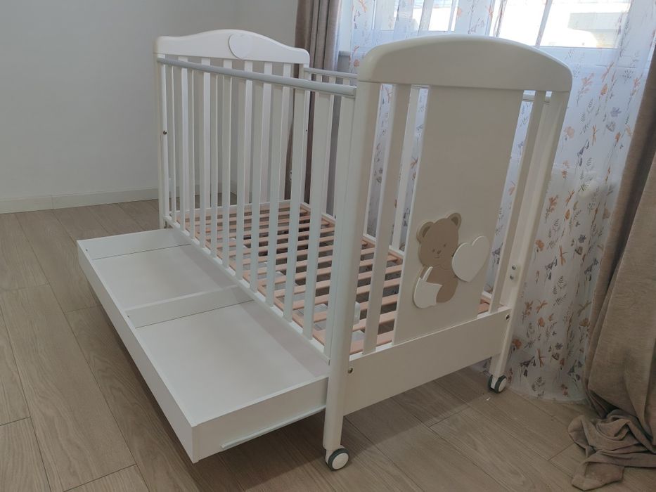 Set pătuț bebe lemn masiv + saltea+protecții–totul inclus,impecabil