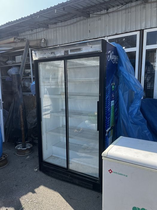 Витриный холодильник