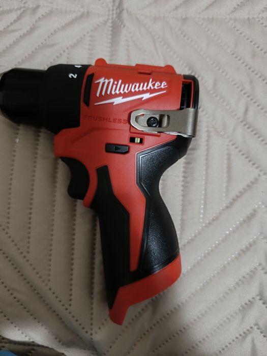 Milwaukee комплект Винтоверти M12  Чисто Нови