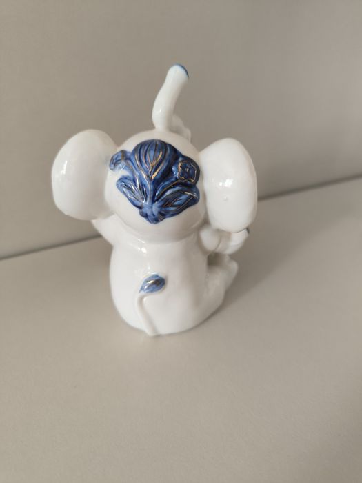 Статуэтки, фарфор.