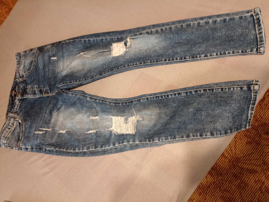 Светло сини накъсани мъжки дънки с тесен крачол