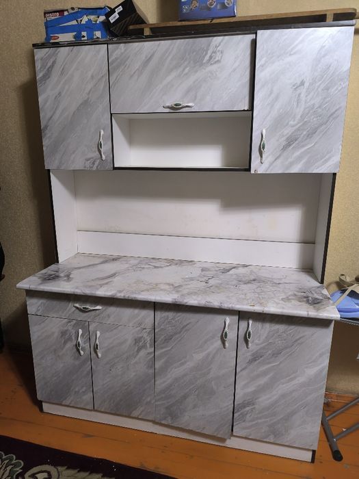 Куханный шкаф в хорошем состочнии