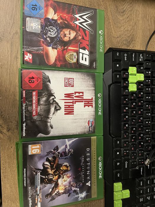Xbox one- 2 контролера 3 игри