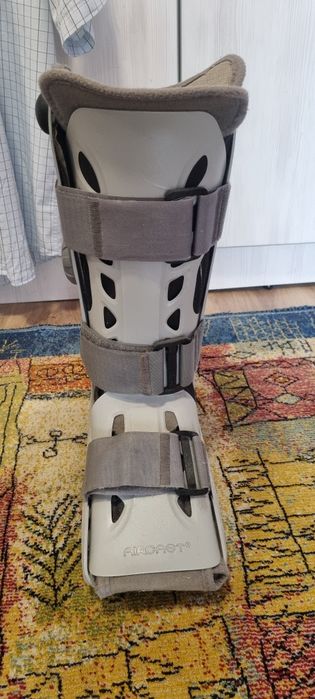 Gheată ortopedica Aircast Elite .ESTE FOARTE PUTIN FOLOSITĂ.