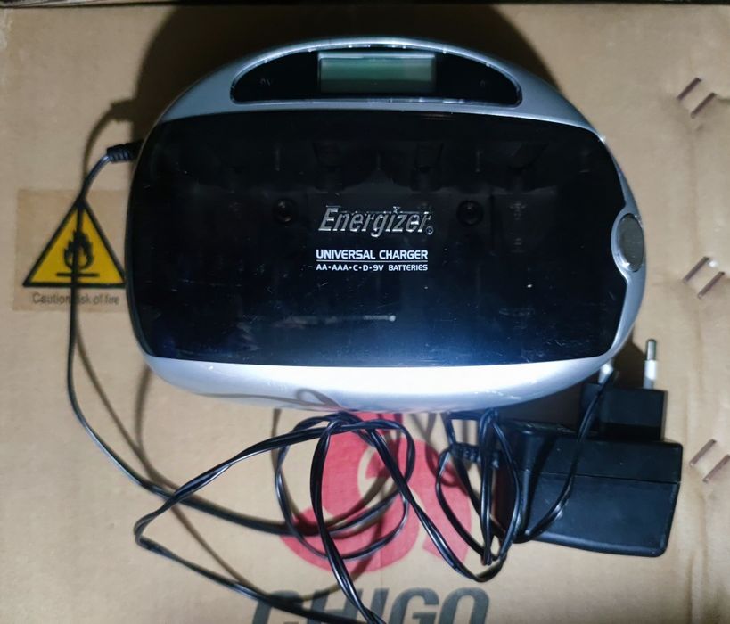 Încărcător universal pentru acumulatori.