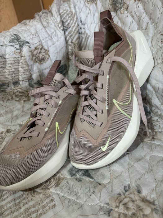 Продават се дамски маратонки NIKE