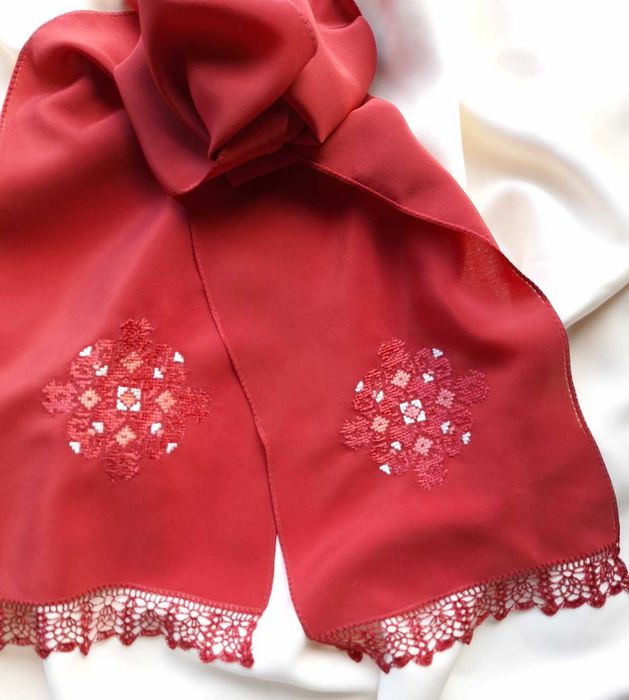 Уникални ръчно бродирани копринени шалове с автентичен български мотив