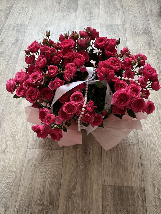 Кустовые розы, белые хризантемы