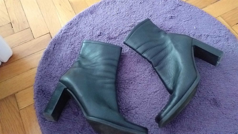 Дамски кожени боти размери 37 и 41 естесвена кожа-40лв.