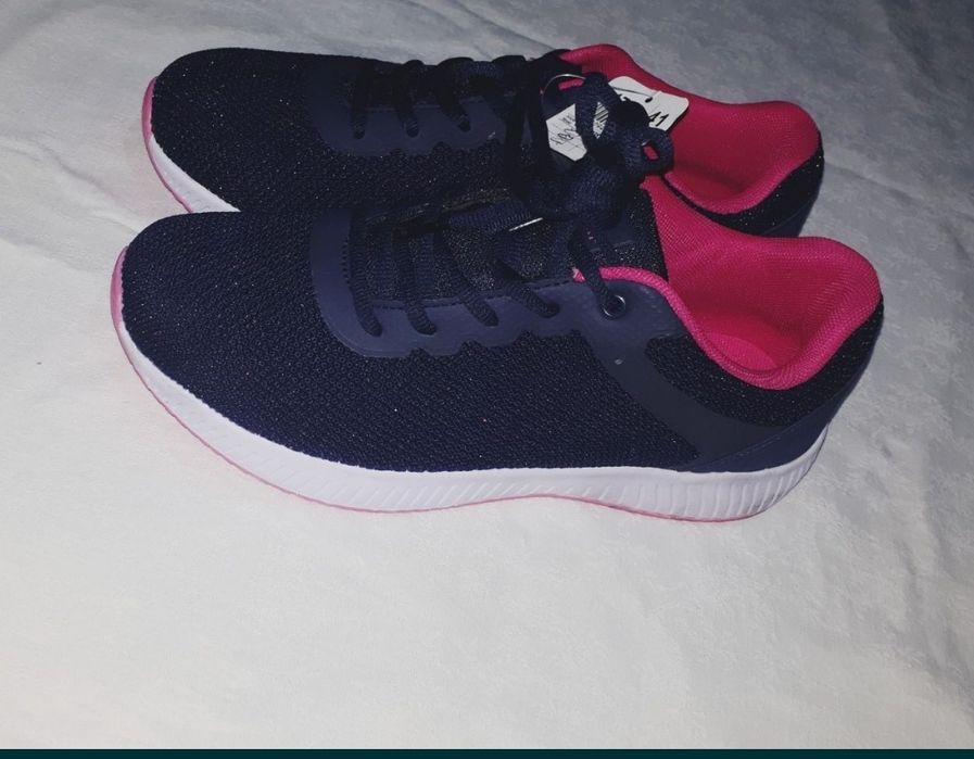 Кроссовкив красной подошвой 41р-ры