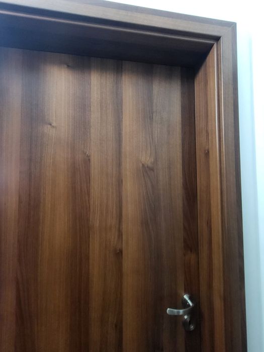 Usi interior Porta Doors, nuanta lemn cires.