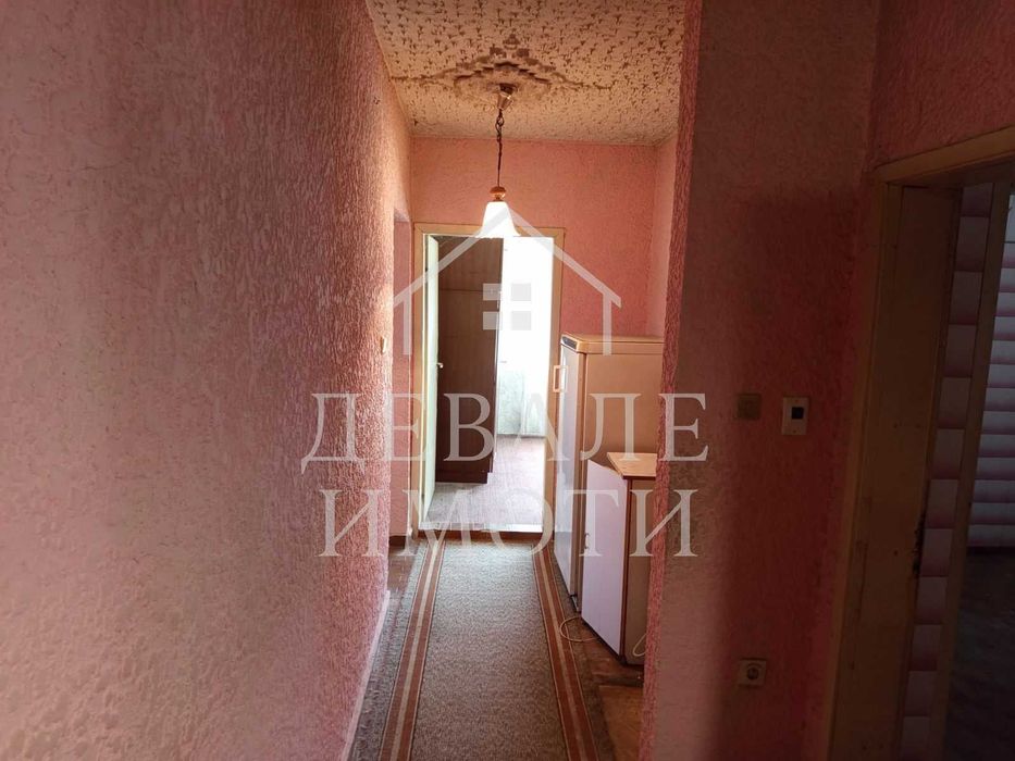 Продава се масивна двуетажна къща в центъра