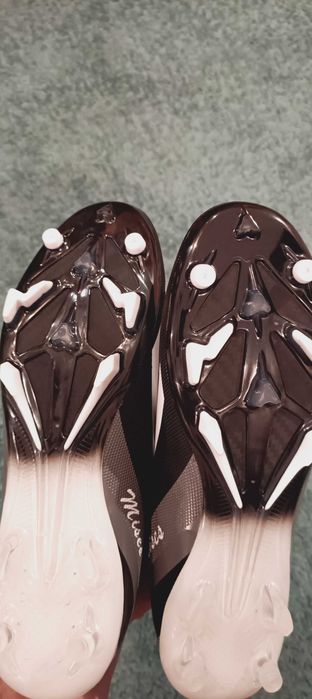 Футболни бутонки 40 номер НОВИ без вързанки