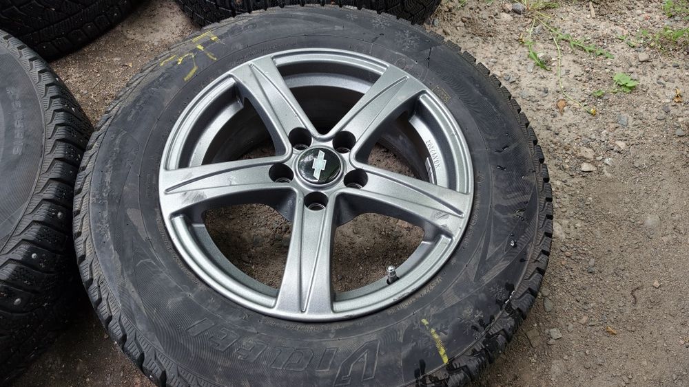 Комплект дисков R15 с шинами . Chevrolet