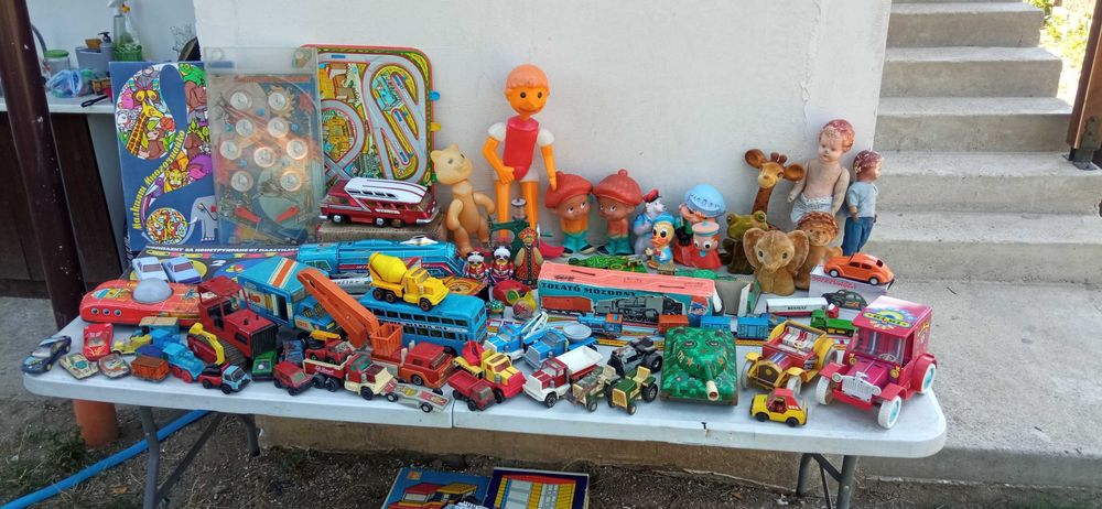 Различни стари играчки за колекция или игра