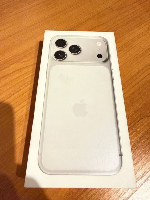 iPhone 17 Pro Max Silver 512gb(e-sim) сотилади.