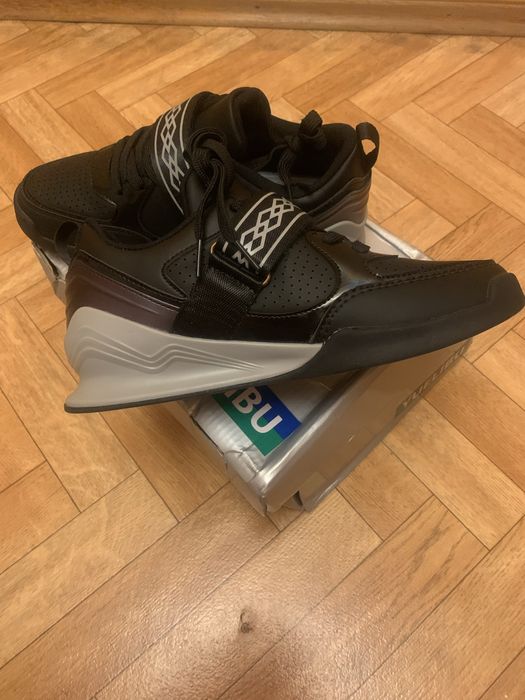 Продам кроссовки новые  39 размер