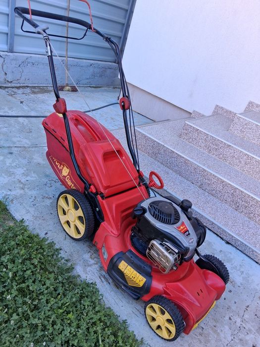 Vând mașină de tuns gazon pe benzină Wolf Garden.