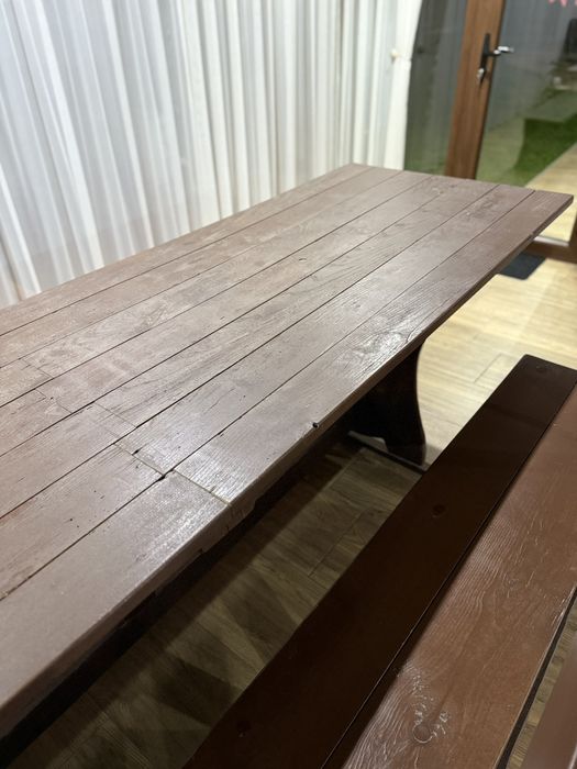 Продавам масивна дървена маса с две скамейки