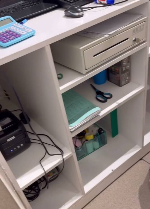 Продам ресепшен с сейфом