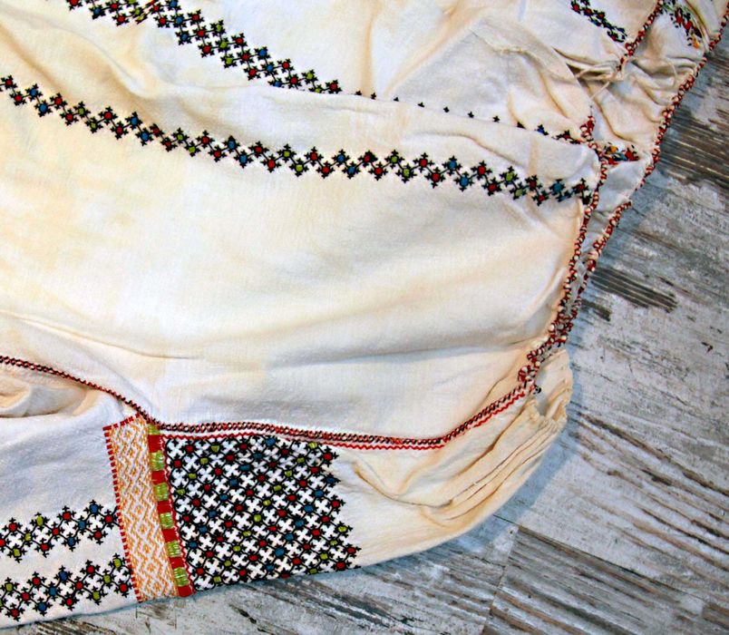 Ie taraneasca veche de 100 de ani