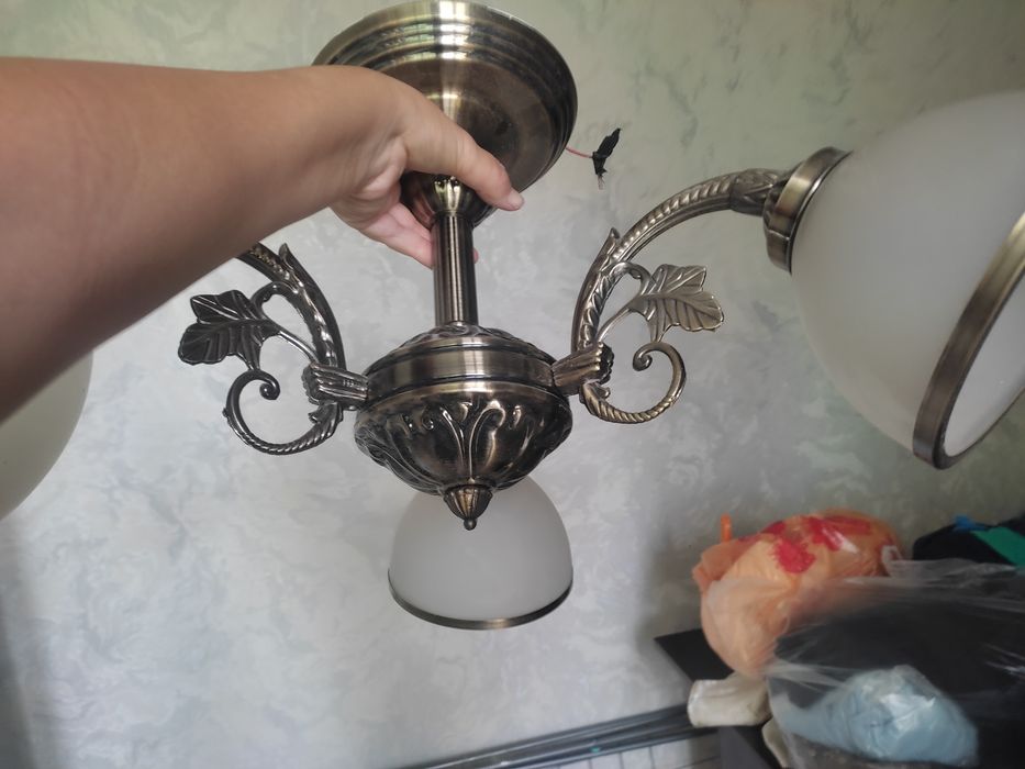 Продам 2 люстры.