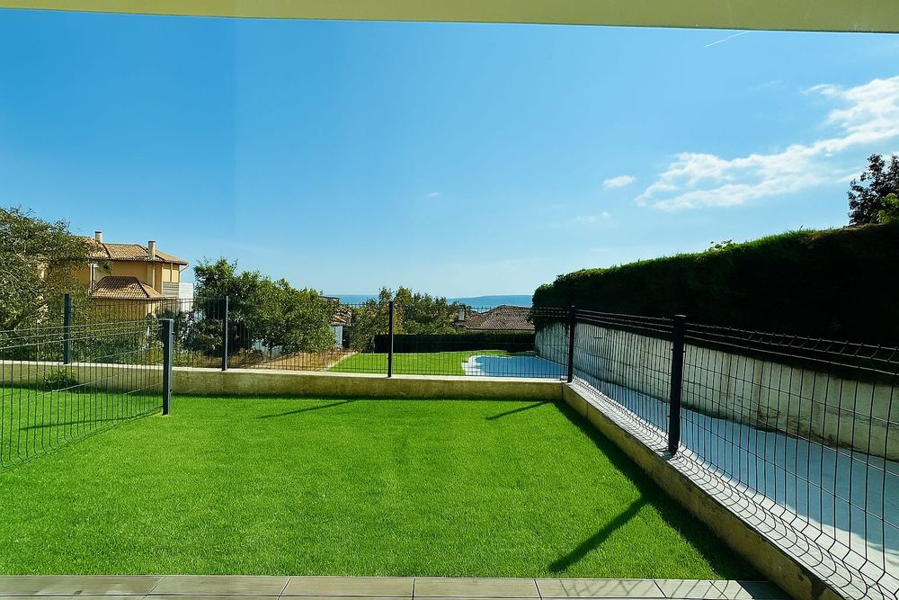 ЧИСТО НОВ обзаведен апартамент с двор и включено паркомясто в цената