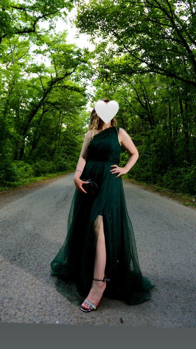 Бална рокля с цепка в тъмно зелено блезтящо