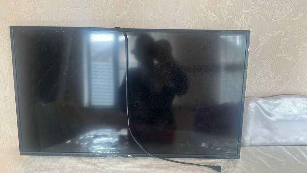 Телевизор TCL имеется пульт и кронштейн