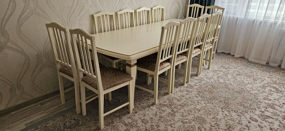 Стол состоянии стульями