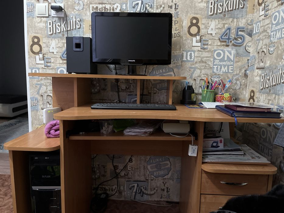 Компьтер вместе со столом.РАБОЧИЙ КОМПЬТЕР!!!