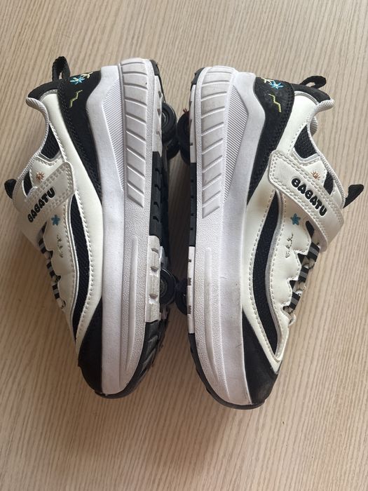 Черные кроссовки на роликах