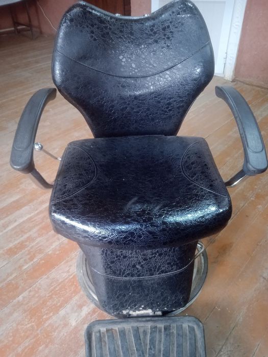 Salon kreslo va oynasi