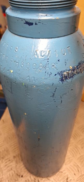 Продавам стоманена бутилка за сгъстен въздух 300 бара РСР